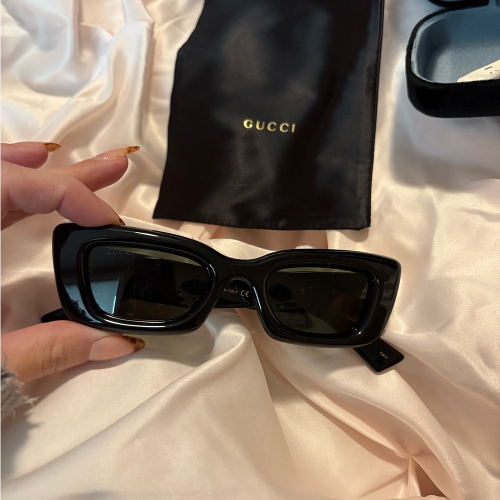 Gucci Black Rectangular Sunglasses - Picture 2 of 3